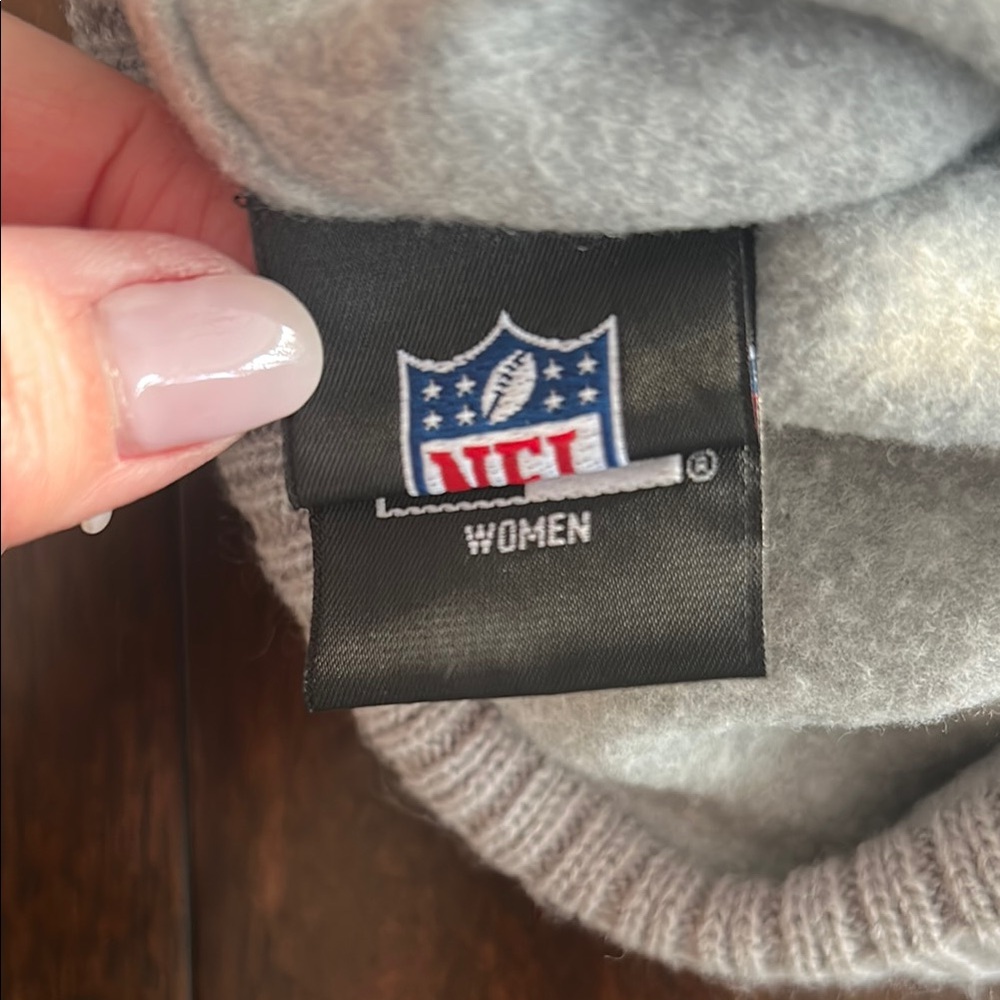 New England patriots Pink and Gray Beanie with Pom-Pom - Picture 3 of 3